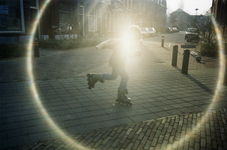 108636 Afbeelding van een rolschaatsende jongen in de Havikstraat te Utrecht.N.B. De foto is gemaakt door Joris ...